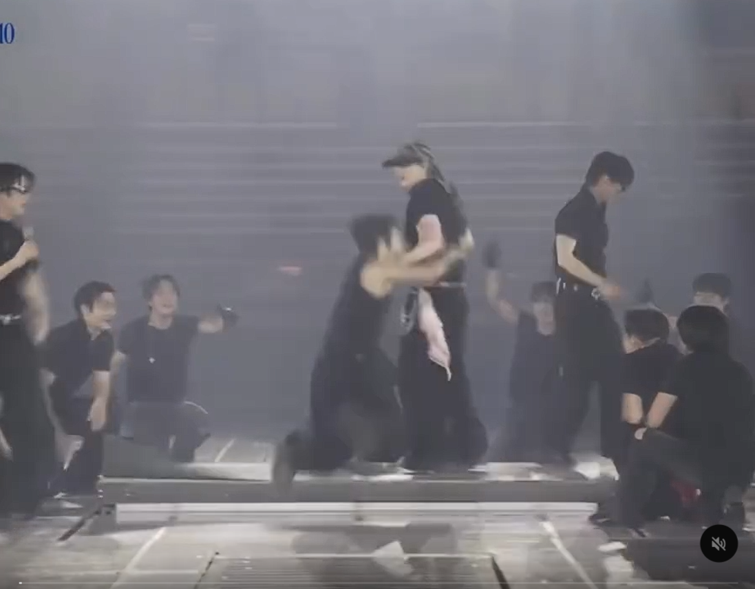 SJ東海在舞台上不慎摔倒。(圖/翻攝Threads)